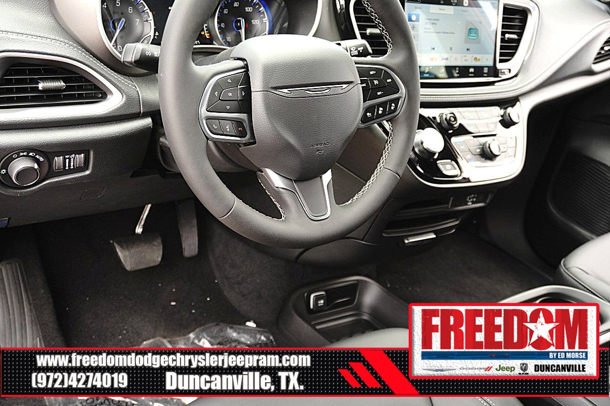 2027 Chrysler Pacifica Select