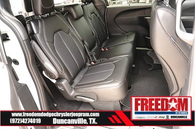 2027 Chrysler Pacifica Select