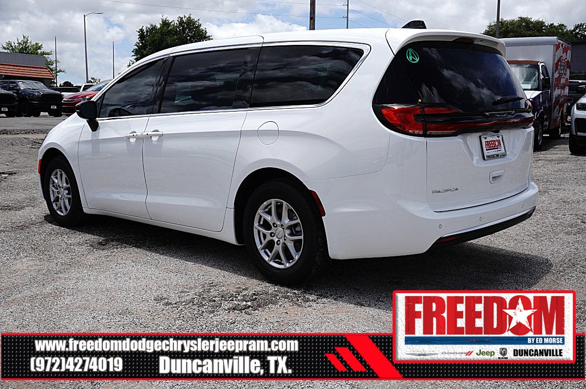 2027 Chrysler Pacifica Select