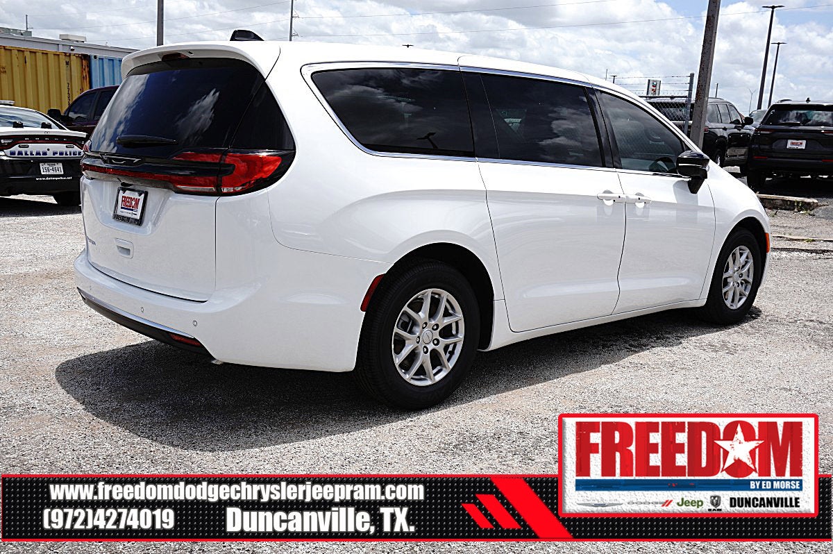 2027 Chrysler Pacifica Select