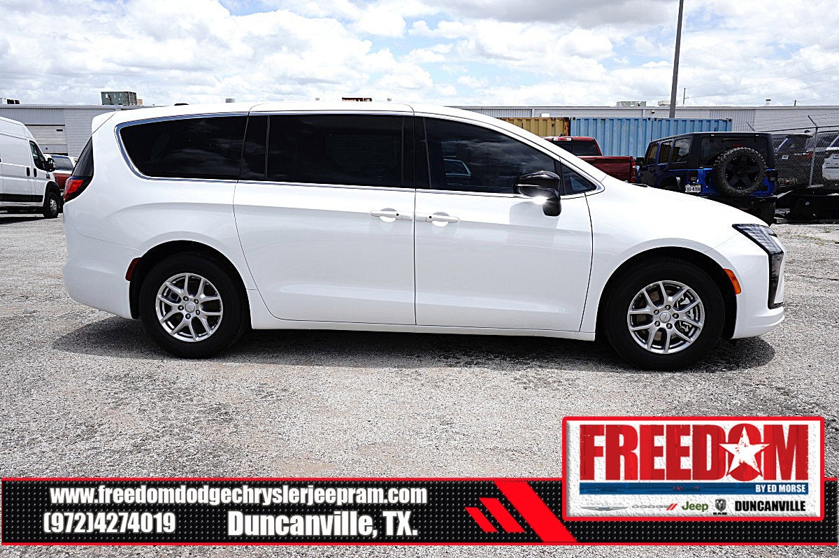2027 Chrysler Pacifica Select