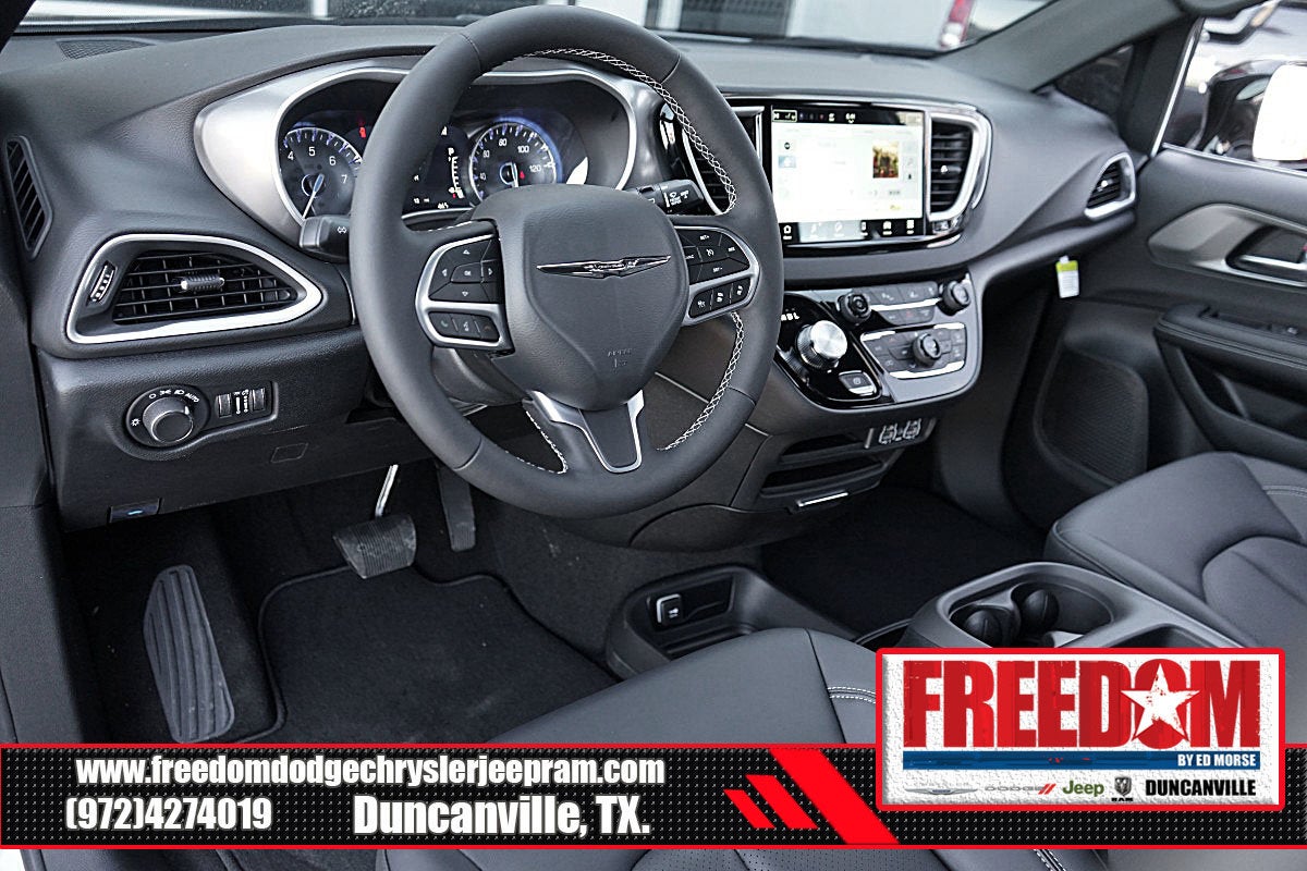 2025 Chrysler Voyager LX