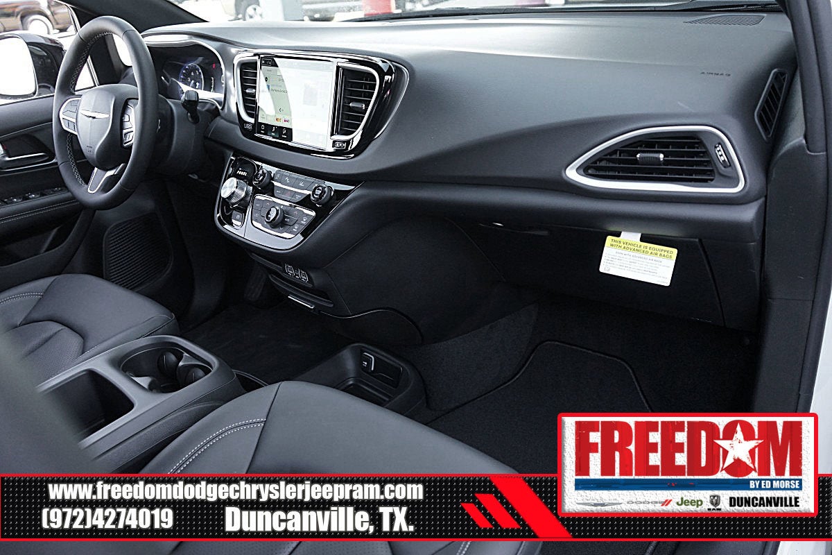 2025 Chrysler Voyager LX