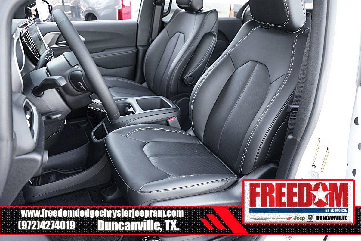 2025 Chrysler Voyager LX