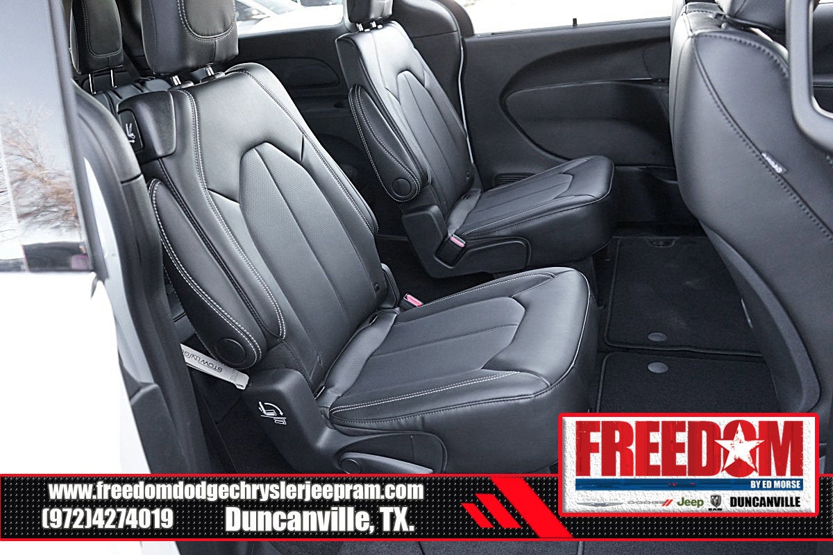 2025 Chrysler Voyager LX