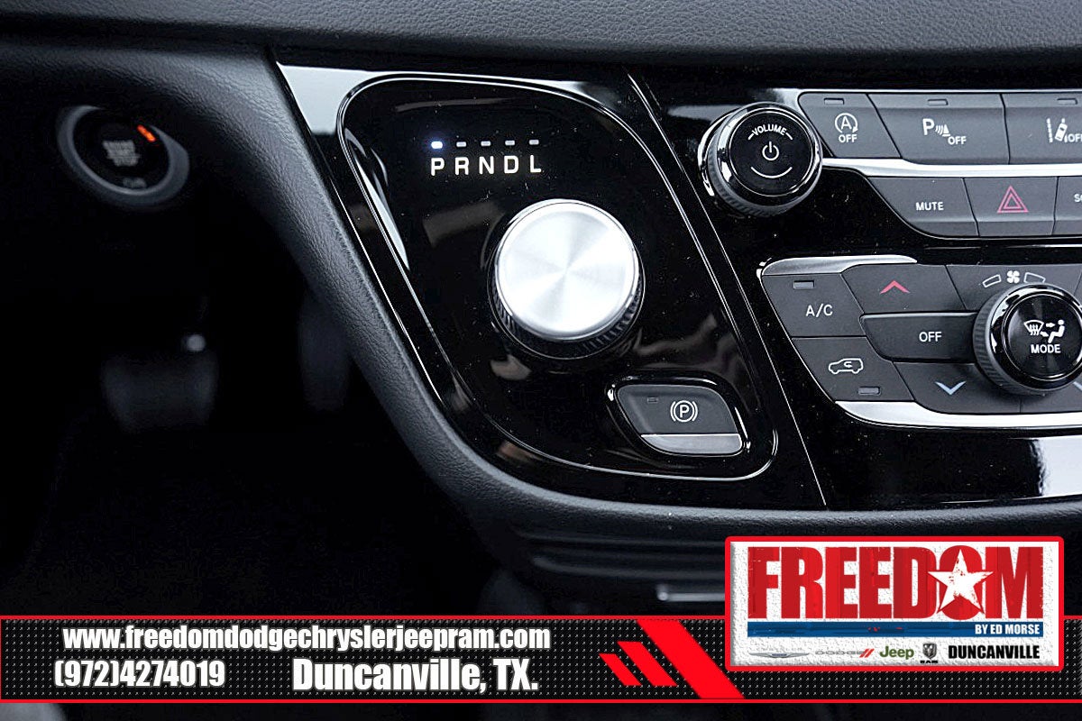 2025 Chrysler Voyager LX