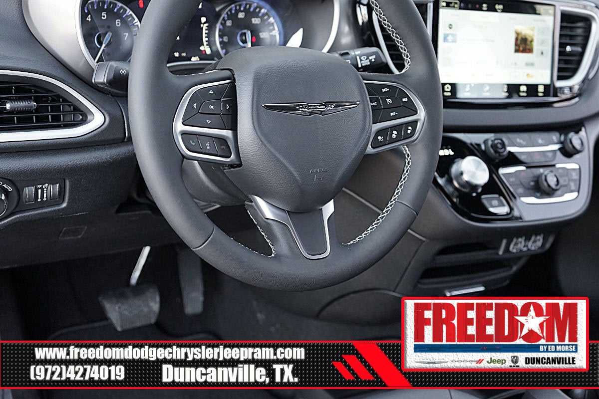 2025 Chrysler Voyager LX