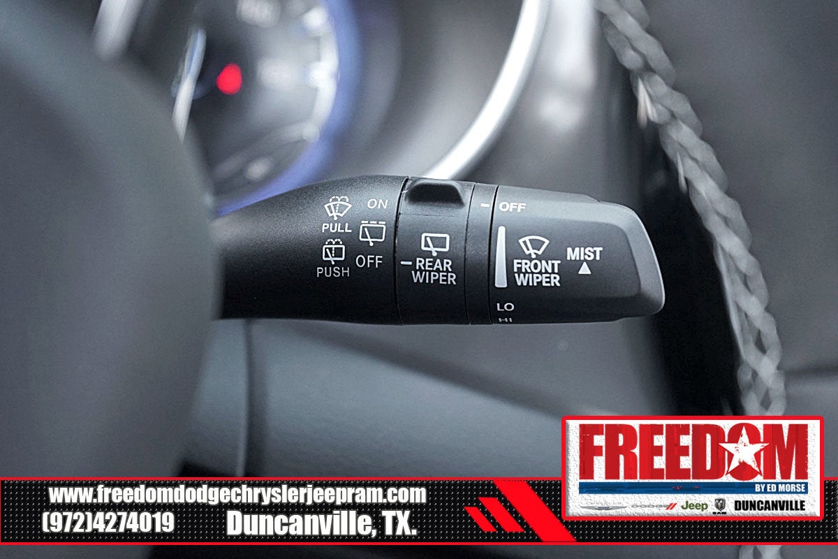 2025 Chrysler Voyager LX