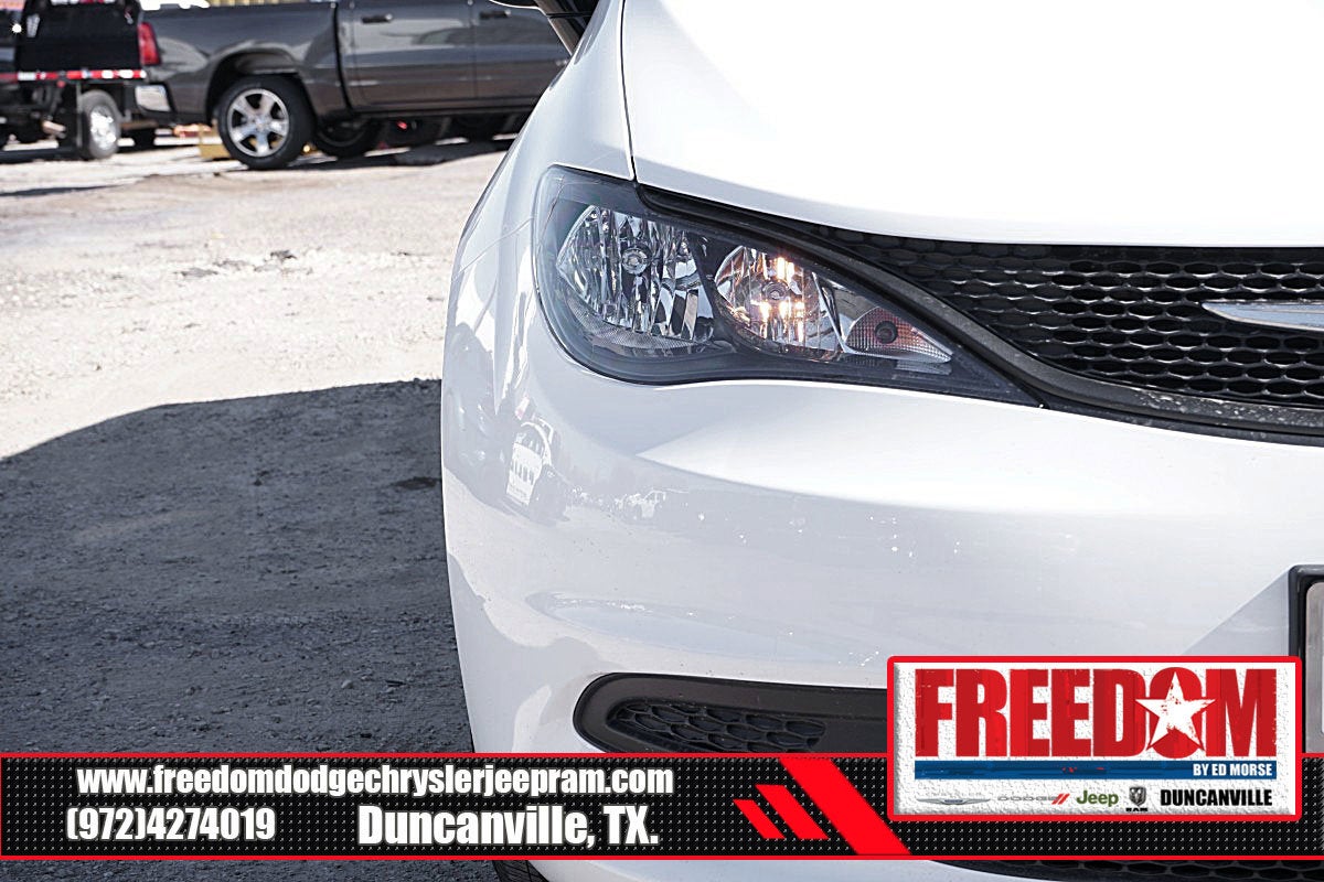 2025 Chrysler Voyager LX