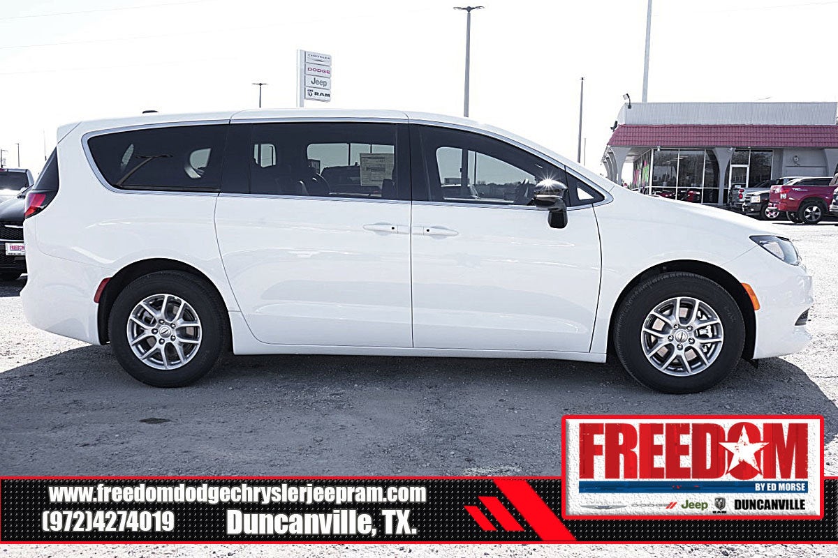 2025 Chrysler Voyager LX