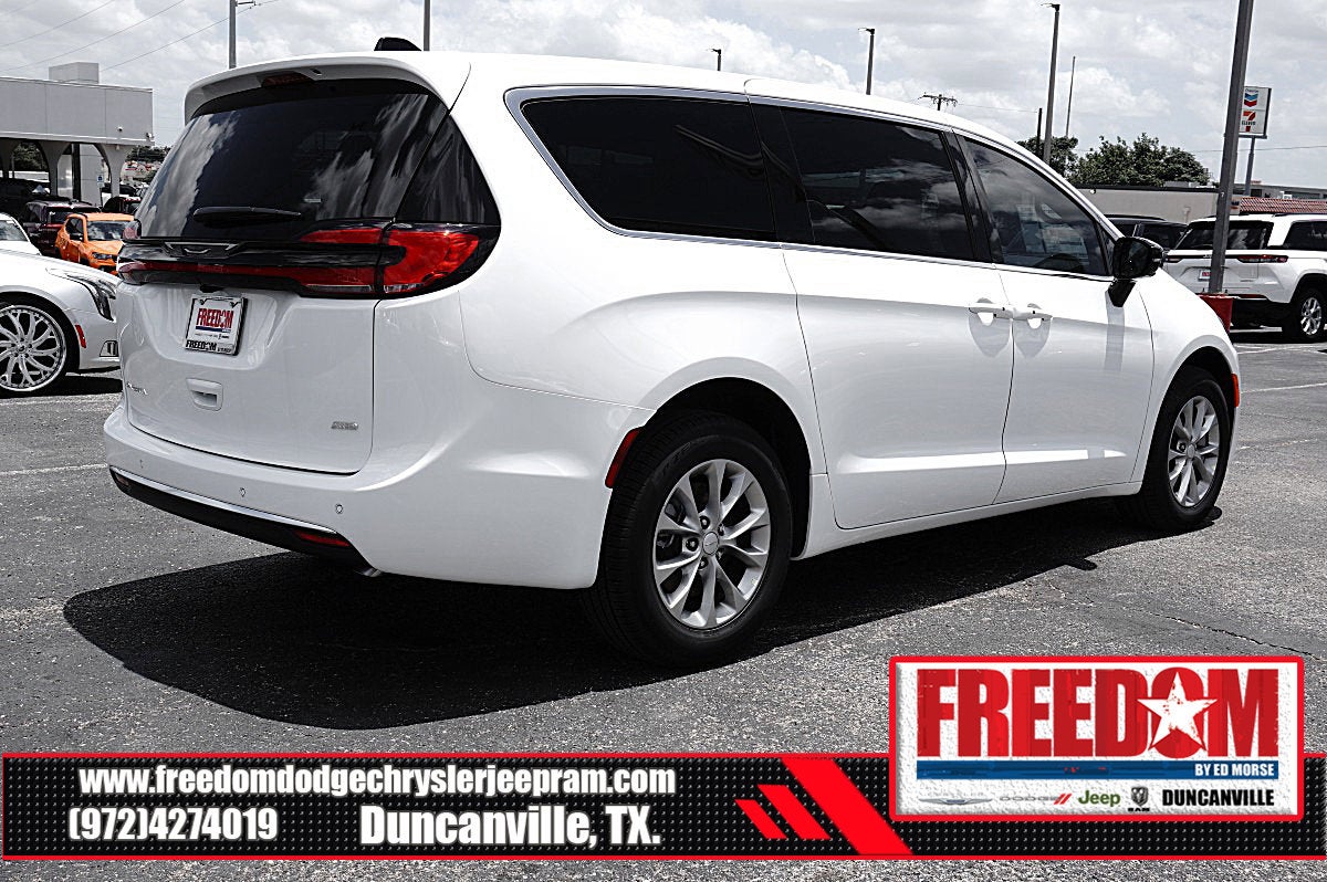 2027 Chrysler Pacifica Select