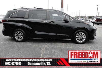 2021 Toyota Sienna XLE 8 Passenger