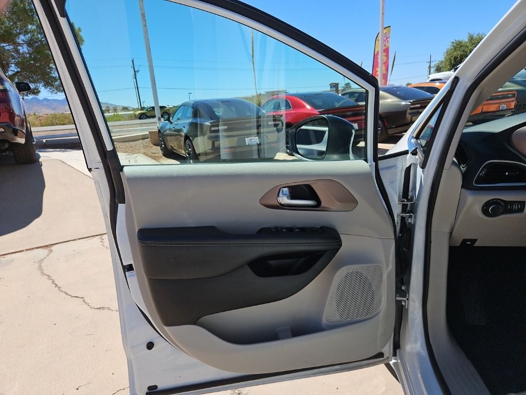 2024 Chrysler Voyager LX