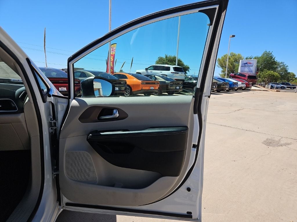 2024 Chrysler Voyager LX