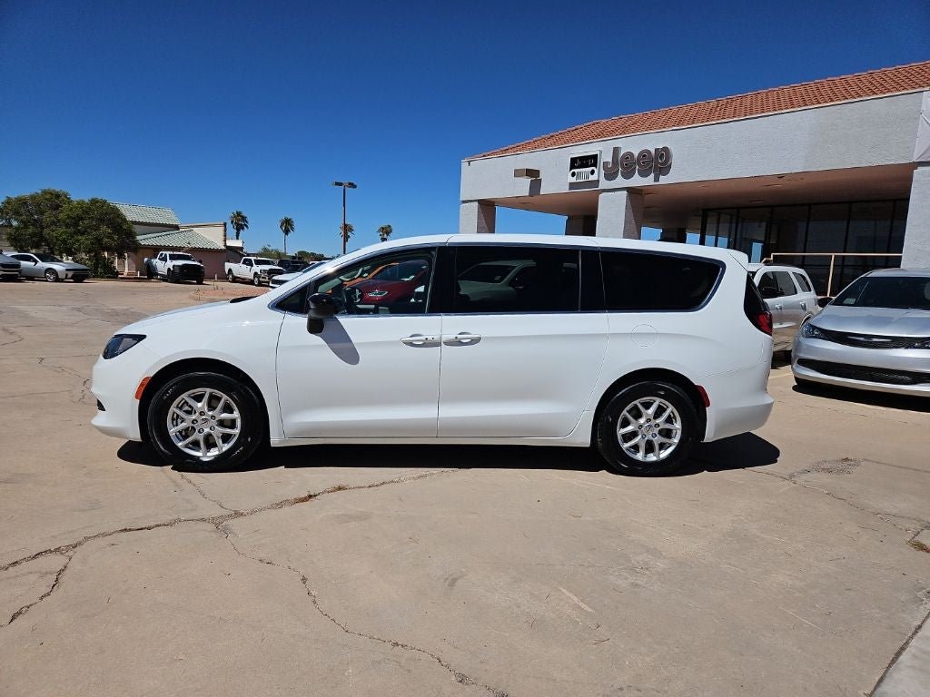 2024 Chrysler Voyager LX