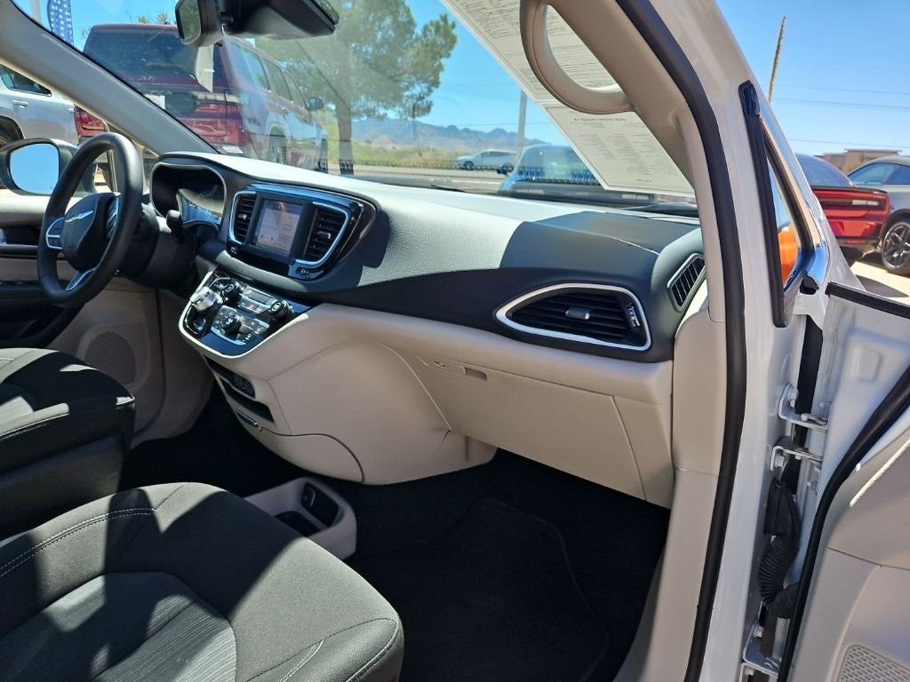 2024 Chrysler Voyager LX