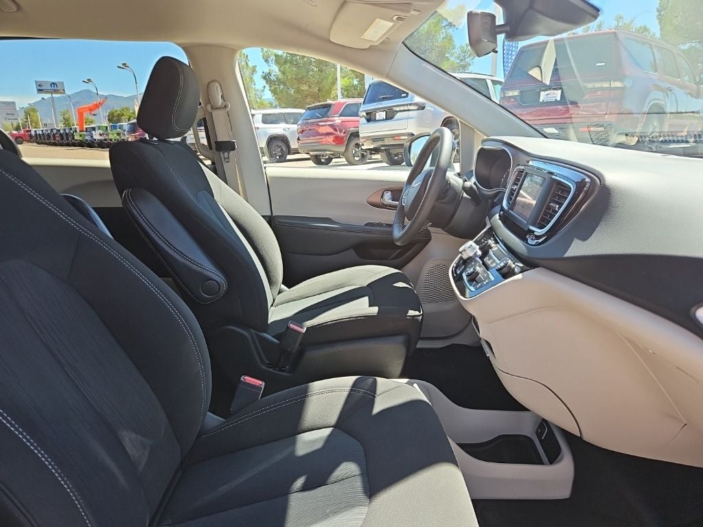 2024 Chrysler Voyager LX