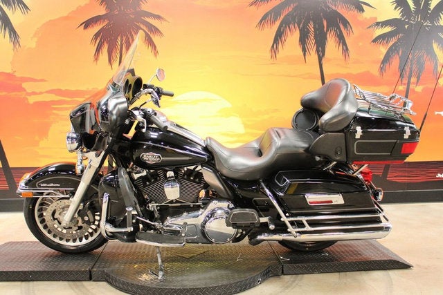 2011 Harley-Davidson FLHTCU - Ultra Classic Electra Glide Base
