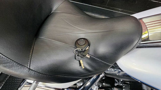 2008 Harley-Davidson FLHRC - Road King Classic Base