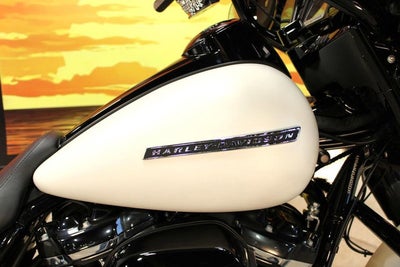 2018 Harley-Davidson FLHXS - Street Glide Special Base