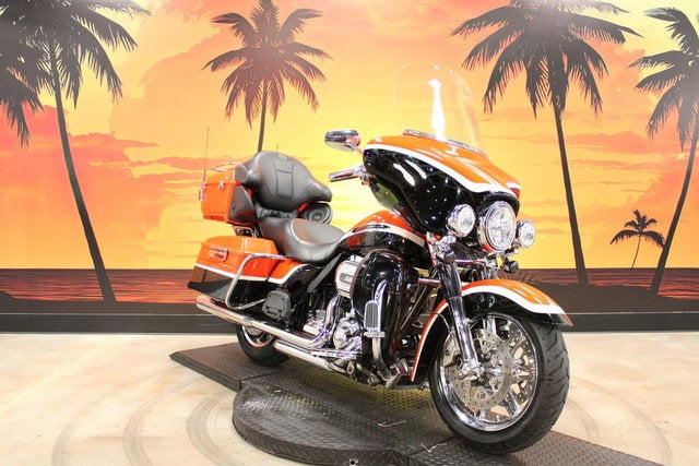 2012 Harley-Davidson FLHTCUSE7 - CVO Ultra Classic Electra Glide Base