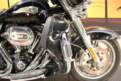 2013 Harley-Davidson FLHTCUSE8 - CVO Ultra Classic Electra Glide Base
