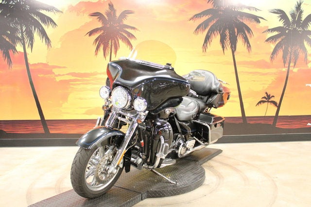 2013 Harley-Davidson FLHTCUSE8 - CVO Ultra Classic Electra Glide Base