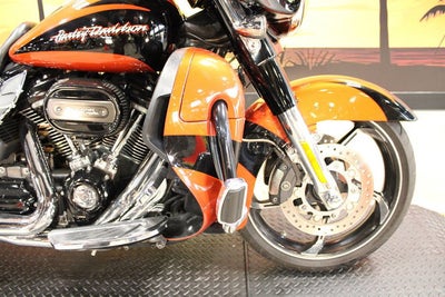 2017 Harley-Davidson FLHXSE - CVO Street Glide Base