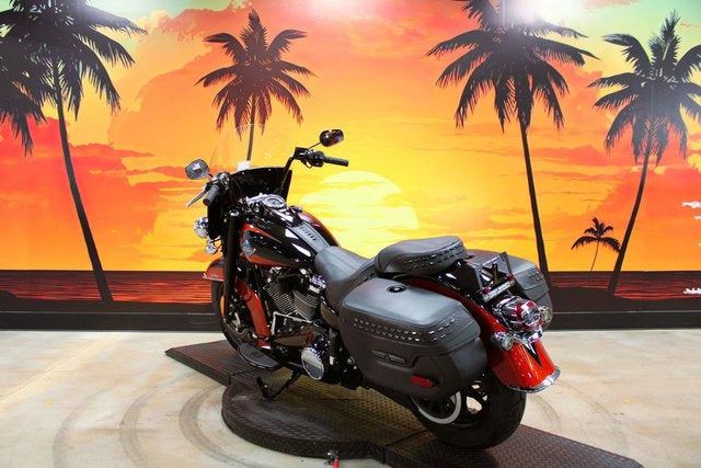 2025 Harley-Davidson Softail FLHC - Heritage Classic
