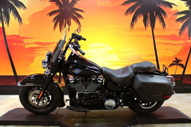 2025 Harley-Davidson Softail FLHC - Heritage Classic