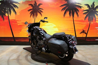 2025 Harley-Davidson Softail FLHC - Heritage Classic
