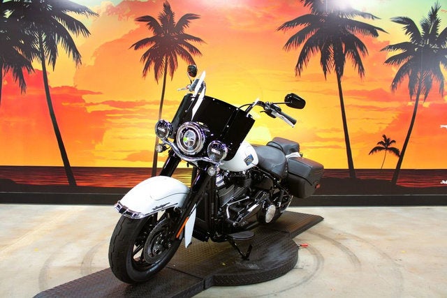 2025 Harley-Davidson Softail FLHC - Heritage Classic