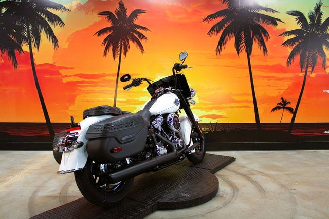 2025 Harley-Davidson Softail FLHC - Heritage Classic