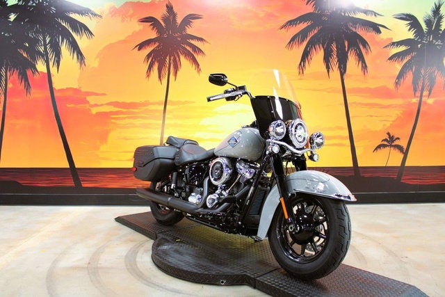 2025 Harley-Davidson Softail FLHC - Heritage Classic