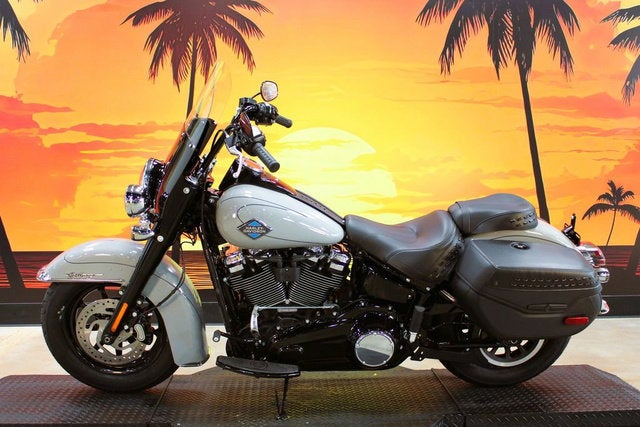 2025 Harley-Davidson Softail FLHC - Heritage Classic