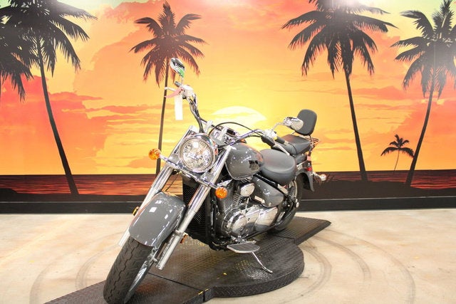 2025 Suzuki Boulevard Base