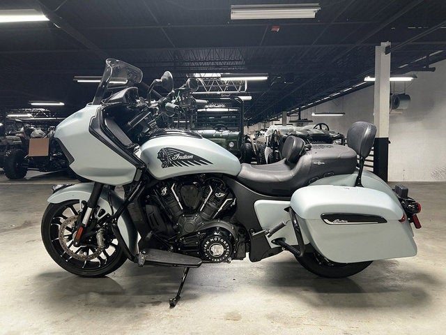 2025 Indian Challenger Dark Horse Frost Silver Smoke Base
