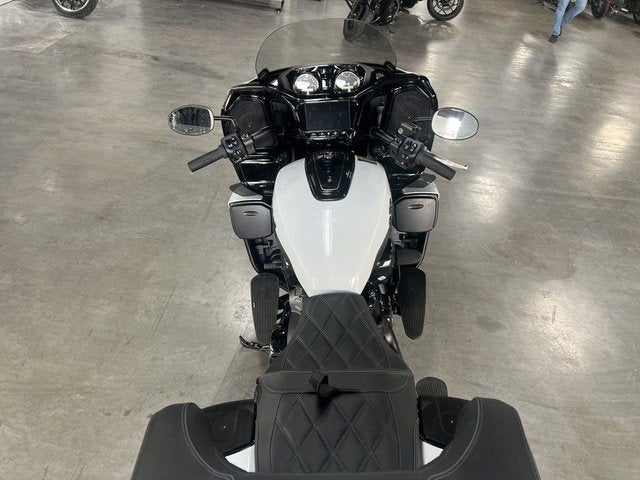 2025 Indian Pursuit Dark Horse w/PowerBand Audio Ghost White Base