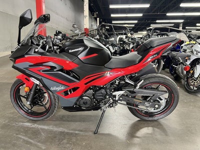 2025 Kawasaki Ninja 500 ABS Passion Red/Metallic Flat Spark Black Base