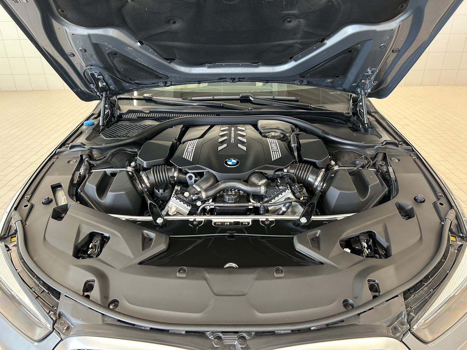 2025 BMW 8 Series M850i xDrive