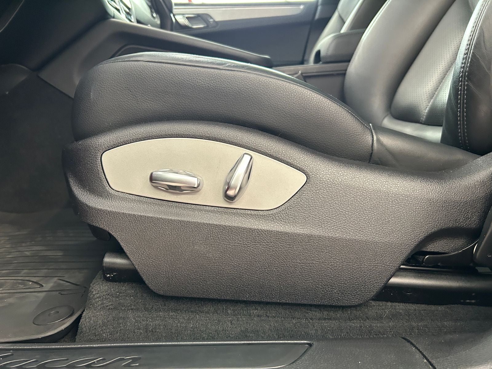 2022 Porsche Macan AWD