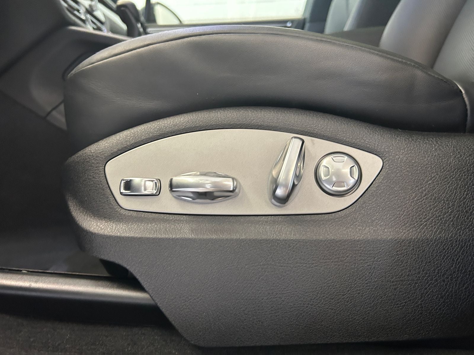 2025 Porsche Macan T