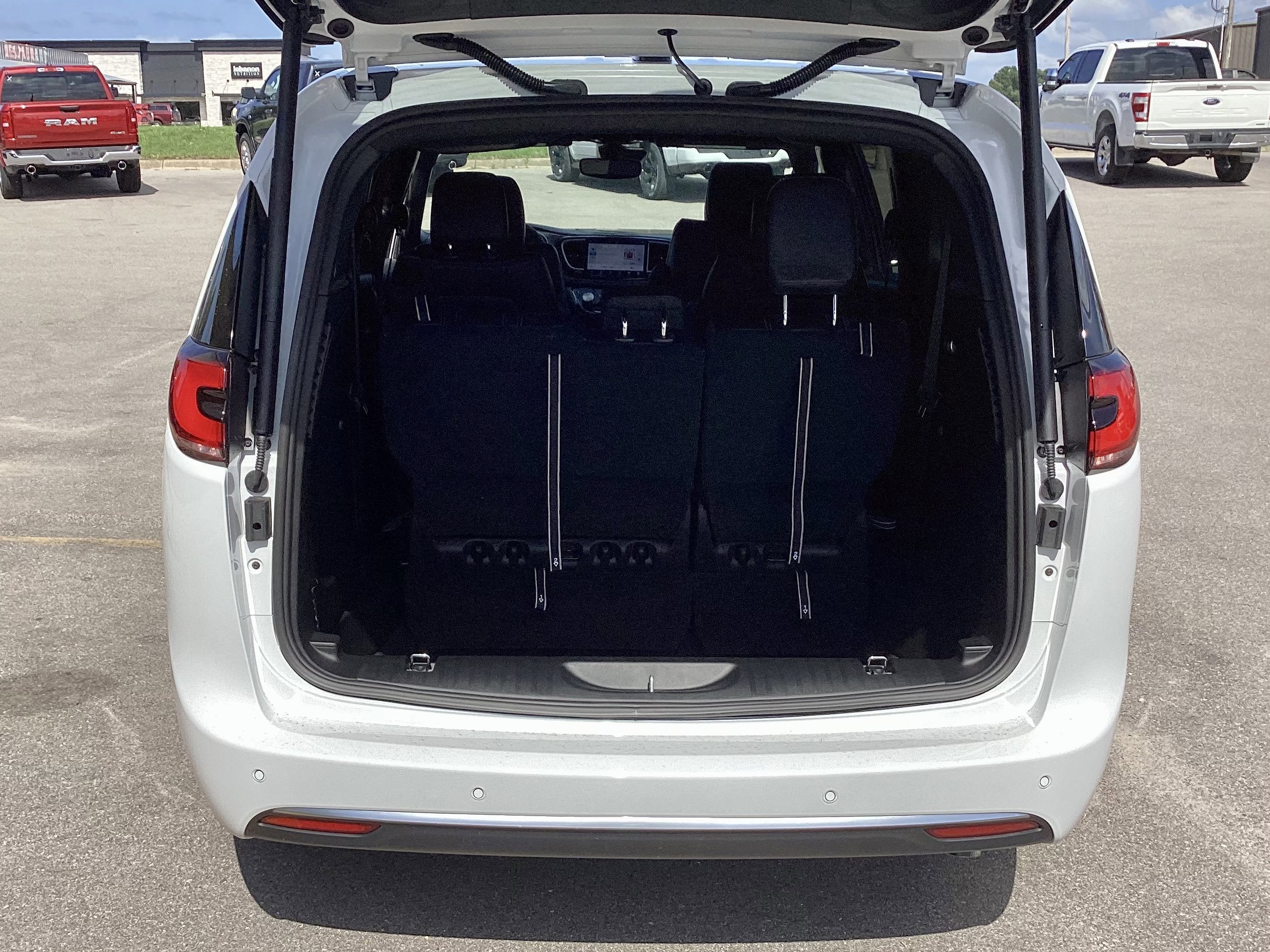 2027 Chrysler Pacifica Select