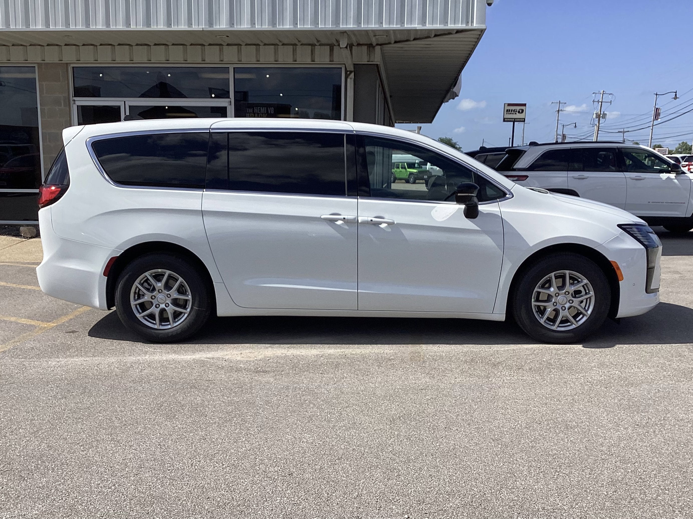 2027 Chrysler Pacifica Select