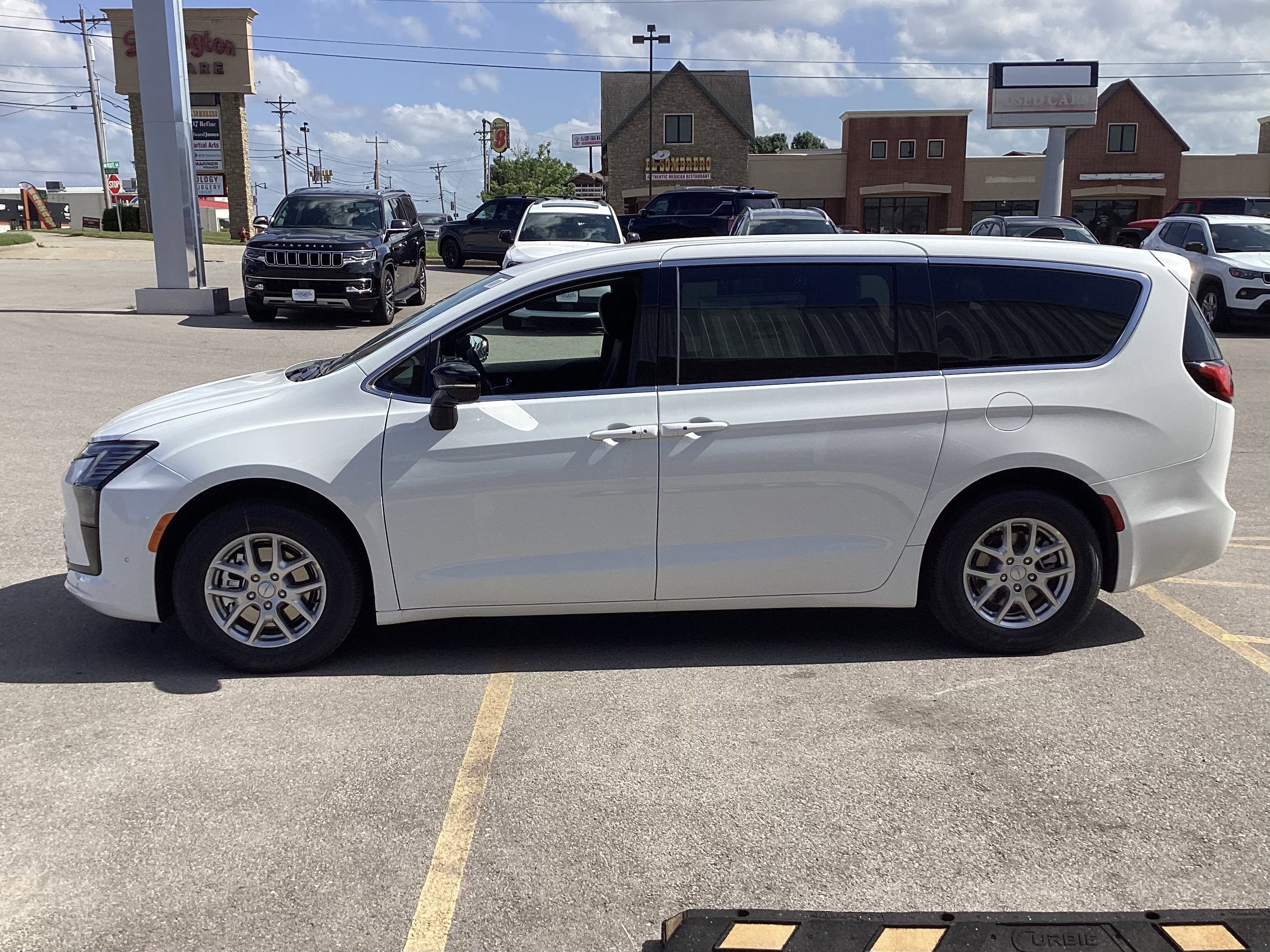2027 Chrysler Pacifica Select