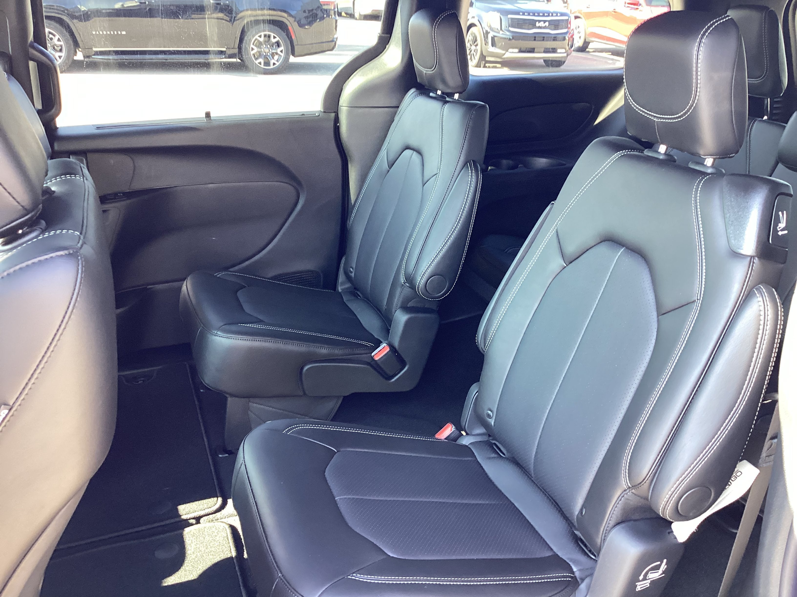 2027 Chrysler Pacifica Select
