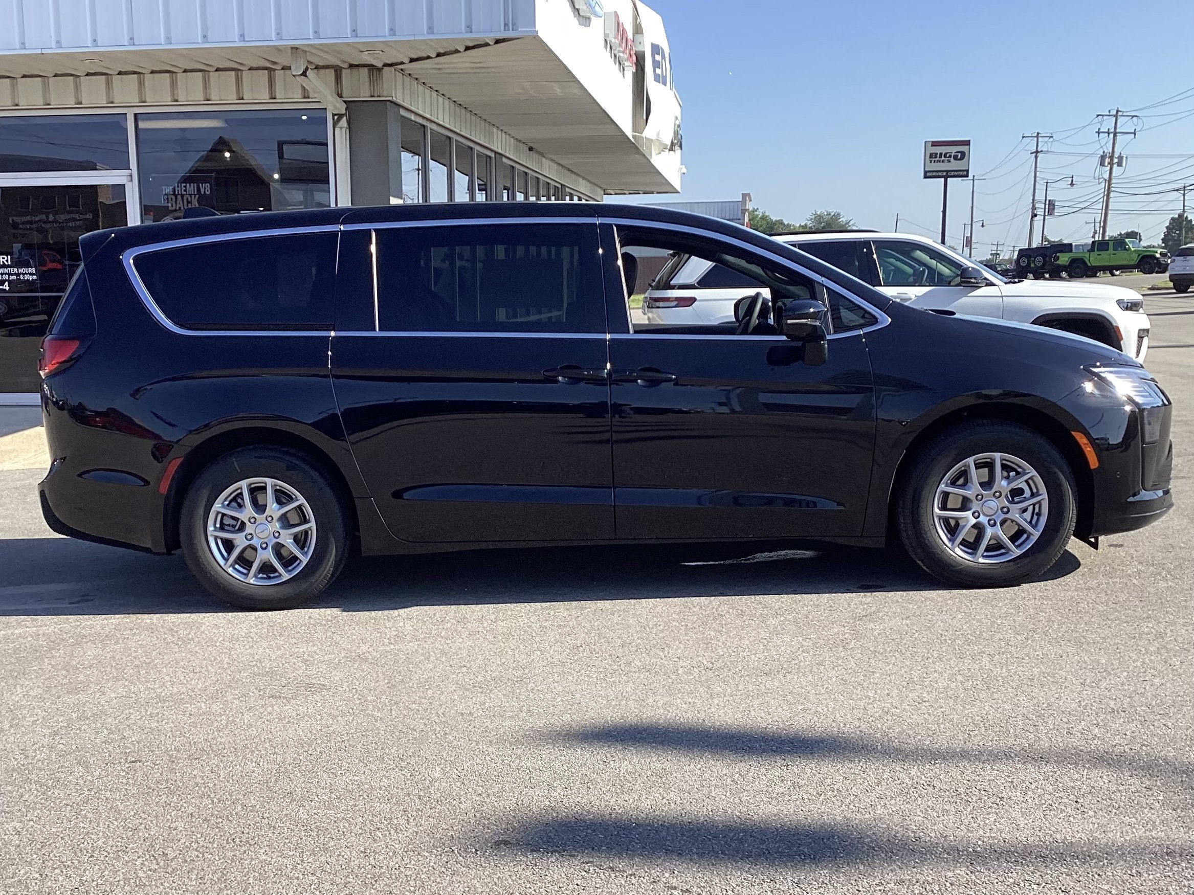 2027 Chrysler Pacifica Select