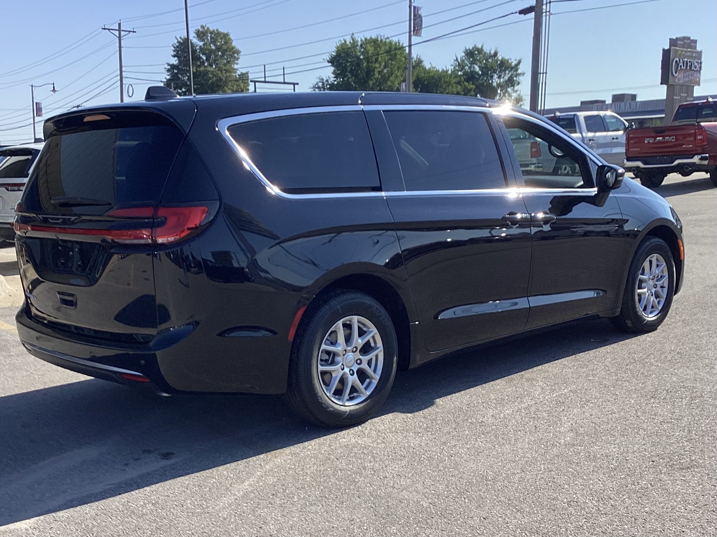 2027 Chrysler Pacifica Select