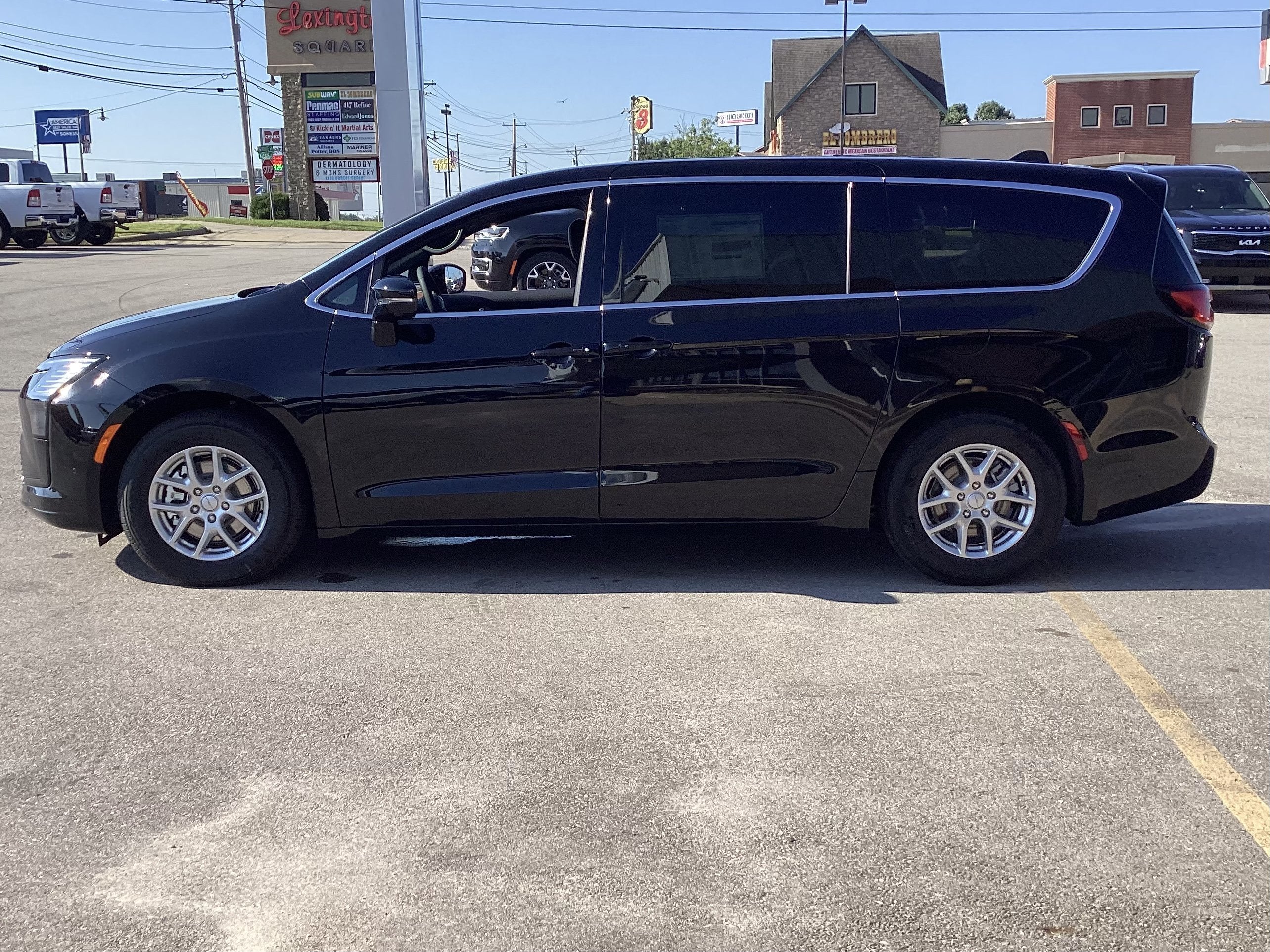 2027 Chrysler Pacifica Select