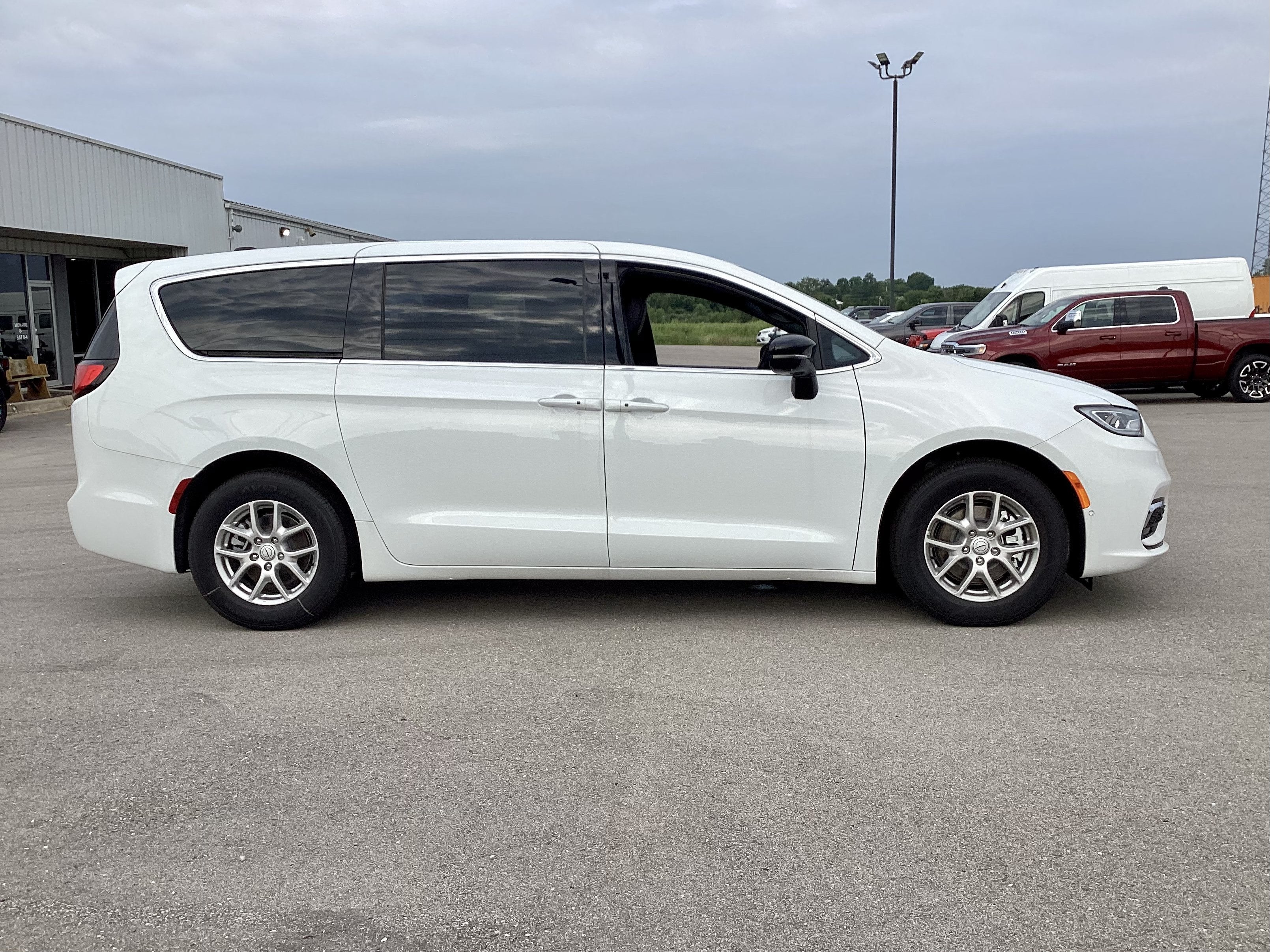 2026 Chrysler Pacifica Select
